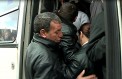 Greu e drumul spre cimitir. Imbulzeala si huiduieli la rutele gratis de autobuz - VIDEO