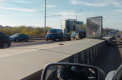Accident bizar pe Viaduct. Soferul unui BMW a doborat cu masina un panou dupa ce s-a izbit violent in el. VIDEO