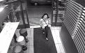Ipostaza in care a fost filmata o femeie de camera de supraveghere de la McDonald"™s, la 5 dimineata
