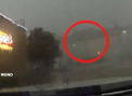 Imagini incredibile surprinse in statul american Louisiana: Vantul a rasturnat un tren de pe un pod