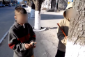 Se intampla in centrul Orheiului. Doi copii, filmati cum fumeaza si vandalizeaza o ghereta Posta Moldovei - VIDEO