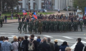 VIDEO / Confruntarile din estul Ucrainei nu contenesc nici pentru o zi. Separatistii au organizat o parada proprie de 9 mai