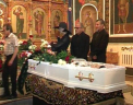 Cu lacrimi in ochi si cu flori in mana! Mai multi interpreti si colegi au venit sa-i spuna ADIO interpretei Ana Barbu - VIDEO
