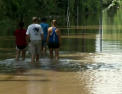 Lacuri in loc de case! Mii de oameni incearca sa-si restabileasca locuintele pe care le-au pierdut in urma inundatiilor din Texas si Oklahoma - VIDEO