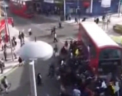 Imagini EMOTIONANTE la Londra: un ciclist ramas blocat sub rotile unui autobuz, ajutat de aproape 100 de oameni - VIDEO
