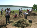 Zeci de oameni si-au dat intalnire la plaja lacului Ghidighici. Nu pentru a se bronza, ci pentru a face ordine - VIDEO