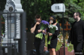 Familia, fanii si toti cei care au indragit-o ii spun ADIO artistei Janna Friske! Dmitrii Sepelev, in genunchi langa sicriu la ceremonia funerara - VIDEO