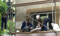 Promisiuni electorale? S-a urcat pe schele si s-a apucat de izolarea unui bloc. Programul de reabilitare a cladirilor municipale, prezentat de Dorin Chirtoaca - FOTO