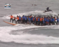 Demni de Recordul Guinness: 66 de oameni au urcat pe o placa de surf si au rezistat pe un val - VIDEO