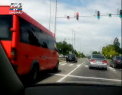 INADMISIBIL: Desi se aflau pe banda destinata celor care vireaza la STANGA, masinile merg inainte chiar si pe ROSU - VIDEO