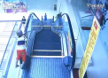 IMAGINI SOCANTE. Ce se intampla cu ACEST copil dupa ce se agata de banda unei scari rulante - VIDEO