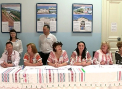 Trandafir din Chisinau: cu cantec, voie buna si imbracati in ii - Asa si-au intalnit alegatorii membrii unei sectii de votare - VIDEO