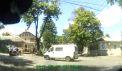 Accident bizar pe o strada din capitala, surprins cu o camera de bord. Momentul in care mai multe persoane pun pe roate o masina rasturnata - VIDEO