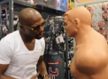 Floyd Mayweather face SHOW: A luat la pumni un manechin din sala de antrenamente, inchipuindu-si ca e rivalul sau Manny Pacquiao - VIDEO
