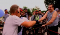 Cu bicicleta prin Odesa. Noul guvernator al regiunii, Mihail Saakasvili, a inspectat orasul in maiou de marinar si pe... bicicleta - VIDEO