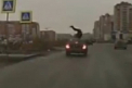 Momentul in care un barbat din Rusia este spulberat de o masina si scapa nevatamat. VIDEO