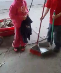 Cu matura si farasul in mana: Doi copii, de 5 si 7 ani, surprinsi cum maturau o strada din Chisinau, sambata LA 5 DIMINEATA - VIDEO