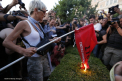 Der Spiegel: Acordul e un "catalog de erori" pentru "umilirea Greciei". Proteste la Atena: Grecii au ars steagul Syriza - VIDEO