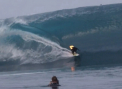 Adrenalina la cote maxime. Surferul profesionist Jamie O\'Brien si-a dat foc in timp ce plutea pe unul din cele mai periculoase valuri din lume - VIDEO