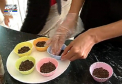 Mancarea vie din farfurie. Nuci caju, cocos presat si carob! Cum arata prima cofetarie on-line din capitala cu produse RAW VEGANE - VIDEO