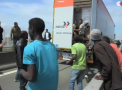 Tunel BLOCAT de imigranti: Cum s-a incheiat incercarea de a traversa ILEGAL granita dintre Marea Britanie si Franta. Ministrul britanic de Interne REACTIONEAZA - VIDEO