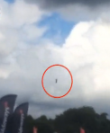 S-a prabusit sub ochii lor: Spectatorii adunati la o cursa de masini de langa Londra au asistat socati la un accident de avion - VIDEO