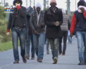 VIDEO / Numarul mai mare de politisti mobilizati la Eurotunel a scazut numarul imigrantilor care incearca sa patrunda in Marea Britanie. Sute de oameni insa nu se dau batuti