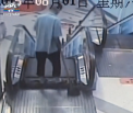 Inca o tragedie pe o scara rulanta din China: unui barbat i-a fost amputat piciorul, dupa ce i s-a blocat in scara - VIDEO
