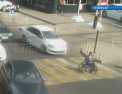 O batrana de 86 de ani, intr-un scaun cu rotile, lovita de masina in timp ce traversa regulamentar strada in orasul Krasnodar - VIDEO