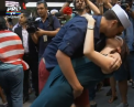 Sute de perechi din New York s-au sarutat pentru a celebra victoria asupra Japoniei in cel de-al Doilea Razboi Mondial, reconstituind celebra poza in care 2 tineri se sarutau acum 70 de ani in acel loc - VIDEO