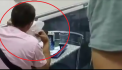 De-a dreptul STRANIU: Un barbat mananca HARTIE intr-un restaurant din capitala. Devoreaza ambalaje si carton - VIDEO