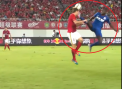 Arte martiale la fotbal: Un jucator a aplicat o lovitura socanta cu piciorul in fata unui adversar. Decizia arbitrului a fost surprinzatoare - VIDEO