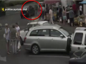 INEDIT: Noua metoda de furt. Astepta ca soferita sa opreasca la culoarea rosie a semaforului si fura geanta din interiorul masinii, apoi fugea - VIDEO