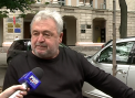 VIDEO / Se plange ca este amendat constant de politie pentru parcare neregulamentara. Regizorul Valeriu Jereghi spune ca oamenii legii intrec masura, intrucat ar avea voie sa parcheze in acel loc. Politia: Exista indicator