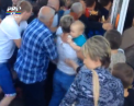 S-au injurat si s-au calcat in picioare: In timp ce autoritatile ruse distrug produsele alimentare, oamenii simpli se imbulzesc sa intre in magazine atunci cand sunt anuntate reduceri