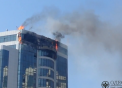 Bloc de LUX, in flacari. Constructia se afla pe malul marii - VIDEO