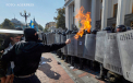 Lupte de strada si explozii in fata Parlamentului din Kiev, soldate cu un mort si 122 de raniti. Ce vor protestatarii
