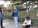 A vrut sa impresioneze o fata printr-o serenada. Cum a reactionat aceasta cand l-a vazut. VIDEO