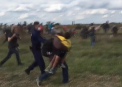 Criza imigrantilor in Europa: O jurnalista din Ungaria a fost filmata in timp ce lovea cu piciorul mai multi refugiati - VIDEO