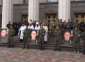 Kievul comemoreaza victimele ciocnirilor violente din fata Radei Supreme: Sute de militari au depus flori si au aprins lumanari - VIDEO