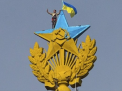 Condamnat in Rusia pentru ca a vopsit varful unei cladiri in culorile drapelului ucrainean. 2 de ani de inchisoare pentru "vandalism cu incitare la ura" - VIDEO