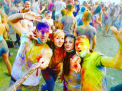 Sute de oameni s-au adunat in capitala pentru a se improsca ...cu vopsea. Cel mai vesel si colorat festival are loc astazi la Moldexpo - VIDEO
