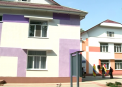 GATA cu acoperisul care curge, cu namolul de pe terenul de joaca sau cu frigul din sali: Micutii de la o gradinita din Ungheni au intrat astazi in spatii renovate si mobilate frumos - VIDEO