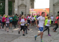 Maraton inedit in capitala. Peste 100 de oameni au alergat in jurul stadionului Republican, exprimandu-si astfel nemultumirea fata de decizia Guvernului de a vinde terenul fostei arene - VIDEO