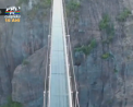 Un pod din sticla cu o lungime de 300 de metri a fost construit intr-o provincie din China - VIDEO