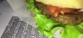 VIDEO - Burger cu carnita "naturala": Ce a gasit un tanar in mancarea pe care a comandat-o