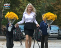 Mesaje de felicitare, flori si cadouri pentru profesori. Acest tablou a fost prezent in majoritatea scolilor din capitala - VIDEO