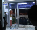Politisti,luati cu ASALT: Violentele vin dupa un accident cu implicarea oamenilor legii in care au murit 2 tineri - VIDEO