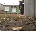 INSELATA SI LASATA SINGURA. O batrana din Corlateni traieste din mila vecinilor dupa ce o nepoata a mintit-o, i-a luat casa si a plecat - VIDEO