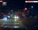 Accident groaznic in Rusia: Un sofer care se deplasa cu viteza excesiva a lovit un pieton care se afla pe trotuar si astepta culoarea verde a semaforului - VIDEO